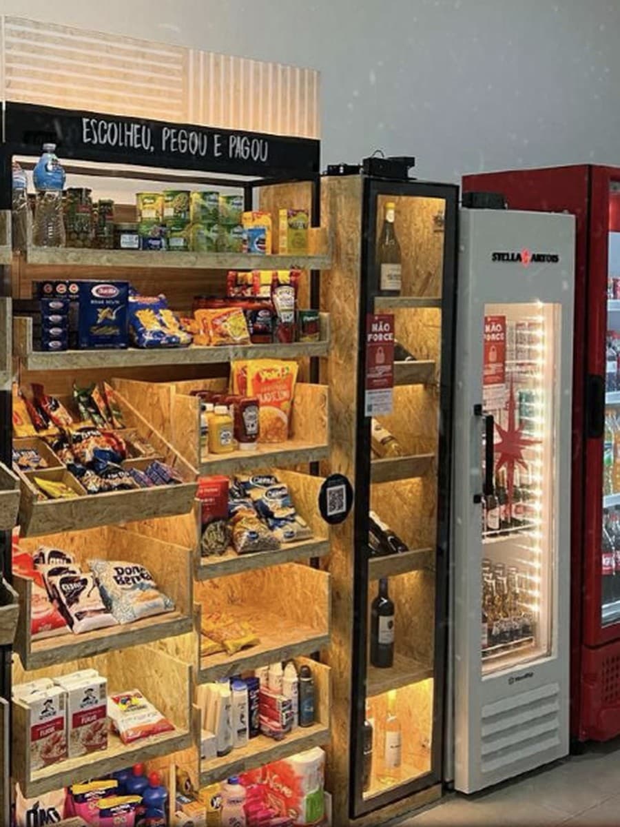 Prateleiras com bebidas e snacks em um mini mercado autônomo