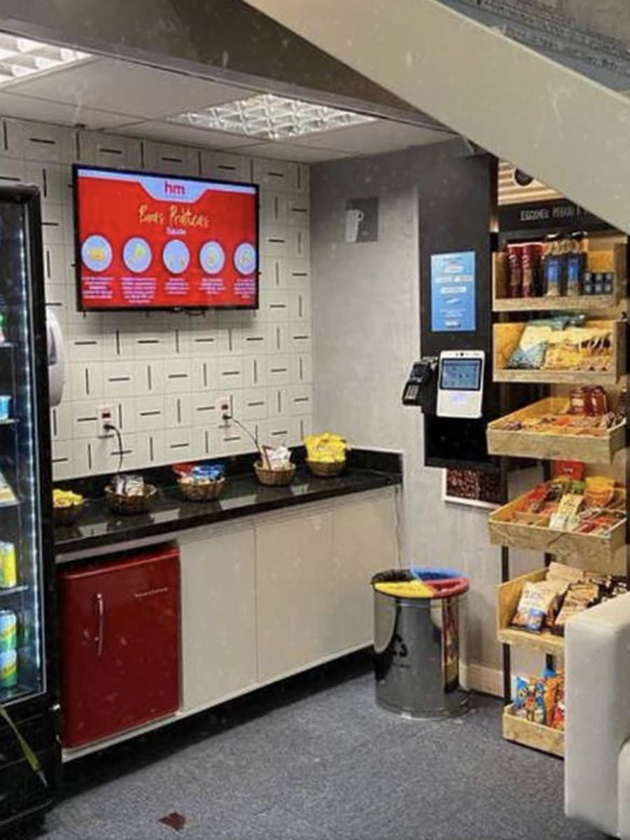 Cantinho de conveniência com geladeira e prateleiras de produtos