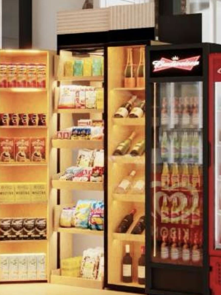 Geladeiras de bebidas e prateleiras de produtos da loja