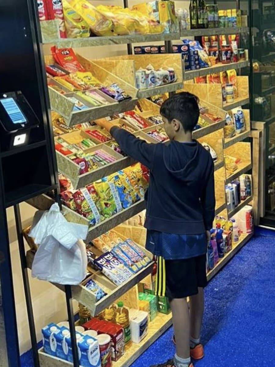 Cliente escolhendo produtos nas prateleiras da loja