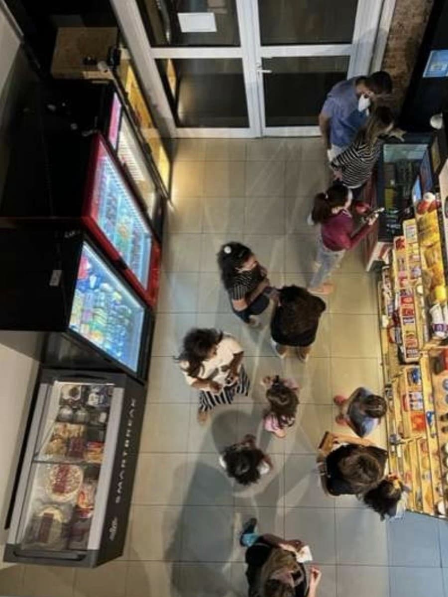 Vista superior de clientes comprando no mini mercado autônomo